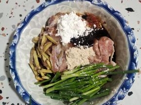 切好的肉中放入葱姜，白糖，胡椒粉，生抽，老抽，蚝油！