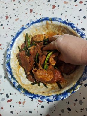 先抓拌均匀入底味！再加玉米淀粉和一点清水，再次抓拌均匀！