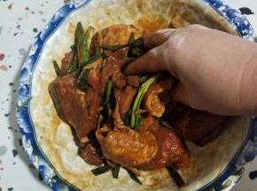 先抓拌均匀入底味！再加玉米淀粉和一点清水，再次抓拌均匀！