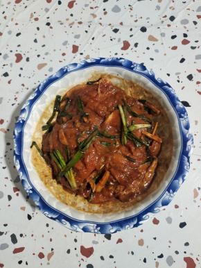 最后用油锁住水分，腌制1小时！