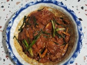 最后用油锁住水分，腌制1小时！