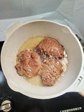 锅中放油，中小火煎！表皮有了微焦的状态翻面！