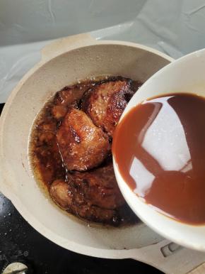 倒入调好的照烧汁儿料！