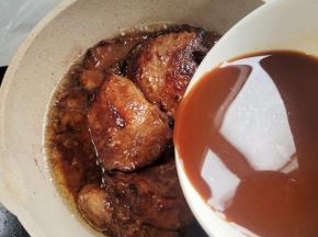 倒入调好的照烧汁儿料！