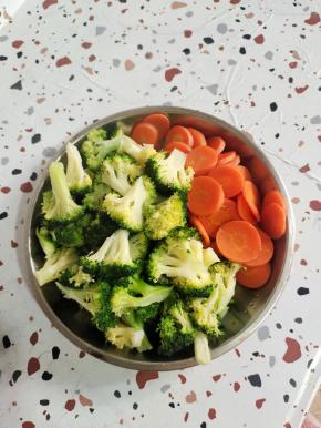 水开，放入一勺盐，适量的油，再倒入西蓝花和胡萝卜焯熟！捞出控干水分备用！