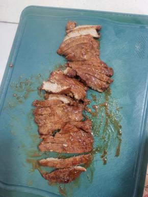 煮熟的肉捞出来，切成长条形！