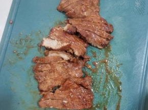 煮熟的肉捞出来，切成长条形！