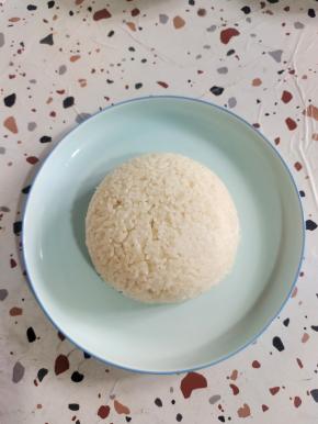 把米饭装在碗里，按压紧实倒扣在盘子里！