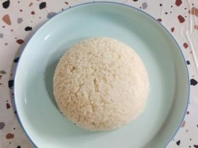 把米饭装在碗里，按压紧实倒扣在盘子里！