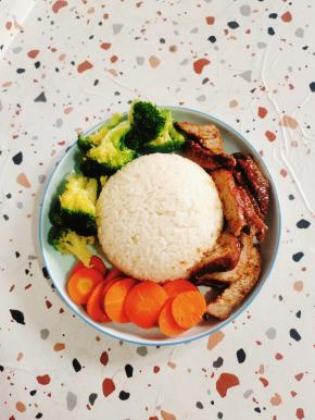 放入切好的肉，焯熟的胡萝卜，西蓝花，简单装饰一下！