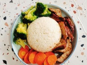 放入切好的肉，焯熟的胡萝卜，西蓝花，简单装饰一下！