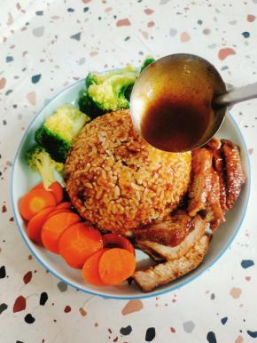 淋上锅中剩下的汤汁儿！