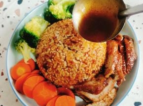 淋上锅中剩下的汤汁儿！