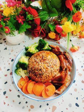 再撒上一点熟黑芝麻就是外面58一份的照烧猪排饭！