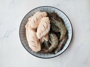 鸡翅洗净两面划刀，大青虾洗净去虾须虾线，