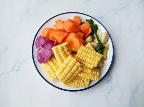 配菜洗净切好。