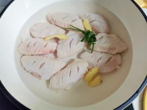 锅中加入清水，鸡翅冷水下锅加少许料酒和葱、姜片，焯出血沫捞出。