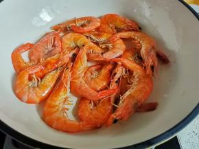 虾也煎一下至变色。