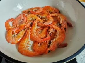 虾也煎一下至变色。
