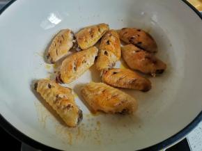 锅中放少许油，放入鸡翅煎至两面金黄，