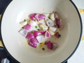 锅中入少许油，炒香葱大蒜和洋葱，