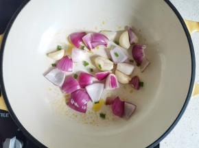 锅中入少许油，炒香葱大蒜和洋葱，