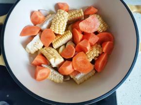 放入玉米和胡萝卜翻炒均匀，