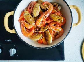 倒入煎好的鸡翅、虾，