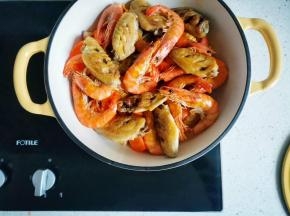 倒入煎好的鸡翅、虾，