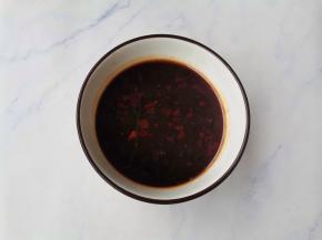 调个酱汁：辣椒油1勺+生抽3勺+老抽1勺+蚝油2勺＋盐1勺+糖1勺，半碗水搅拌均匀备用。