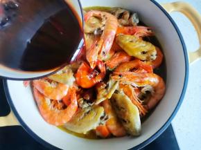 淋入酱汁，加入两碗清水，