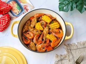 大火煮开转小火盖盖焖煮30分钟，出锅前撒葱花即可。