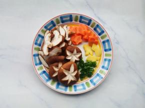 香菇一半切片，一半切六边形花刀，胡萝卜切出喜欢的花型，葱切末，姜切片。