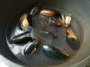 贻贝清洗干净，锅中烧开水，加1勺料酒，放入贻贝煮到开口盛出备用。