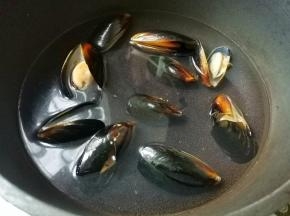 贻贝清洗干净，锅中烧开水，加1勺料酒，放入贻贝煮到开口盛出备用。