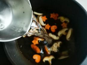 加入一大碗水烧开。