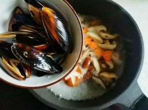 然后放入贻贝煮2分钟，