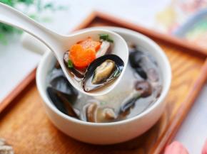 贻贝肉质鲜嫩，和香菇搭配简直完美！好吃到连汤汁都喝光了！