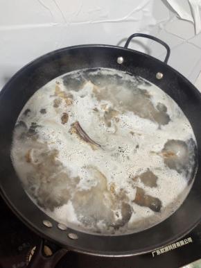 腊排冷水下锅，水开以后，焯水5分钟，去除腊排里面多余的盐分！