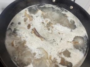 腊排冷水下锅，水开以后，焯水5分钟，去除腊排里面多余的盐分！