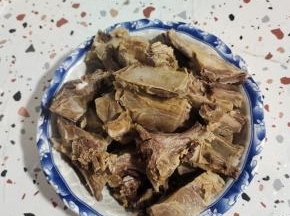 捞出，清洗干净，控干水分备用！