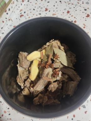 清洗干净的腊排倒进电压力锅内胆里，放入生姜，八角，桂皮，香叶！
