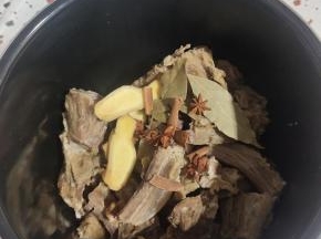 清洗干净的腊排倒进电压力锅内胆里，放入生姜，八角，桂皮，香叶！