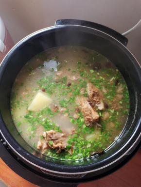 土豆煮熟了，放入适量的鸡精和葱花即可食用！腊排本身腌制过，很咸，不需要另外再放盐！