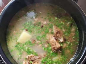 土豆煮熟了，放入适量的鸡精和葱花即可食用！腊排本身腌制过，很咸，不需要另外再放盐！