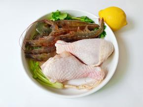 准备好鸡腿、对虾、香菜、柠檬。