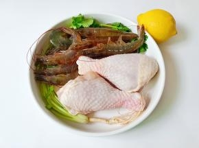 准备好鸡腿、对虾、香菜、柠檬。