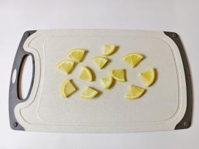 柠檬切成厚片，再切成四份。