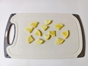 柠檬切成厚片，再切成四份。