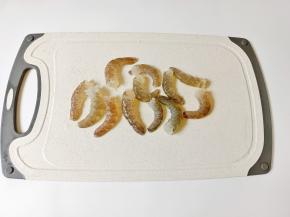 对虾剥壳后去除虾线。